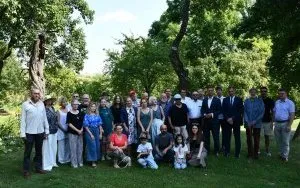 XXVII Międzynarodowy Plener Malarski &bdquo;Barwy Małopolski&rdquo; - zdjęcie grupowe