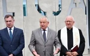 Nowe radiowozy dla Komendy Powiatowej Policji w Miechowie - przemowa Starosty