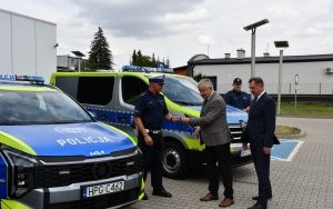 Nowe radiowozy dla Komendy Powiatowej Policji w Miechowie - przekazanie kluczyk&oacute;w