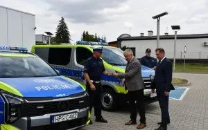 Nowe radiowozy dla Komendy Powiatowej Policji w Miechowie - przekazanie kluczyk&oacute;w