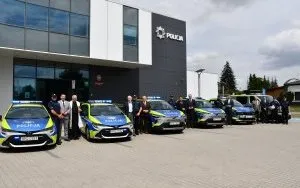 Nowe radiowozy dla Komendy Powiatowej Policji w Miechowie - zdjęcie grupowe