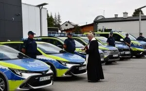 Nowe radiowozy dla Komendy Powiatowej Policji w Miechowie - błogosławieństwo pojazd&oacute;w