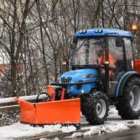 Nowy mały ciągnik komunalny LS R60 do utrzymania chodnik&oacute;w i poboczy powiatowych