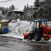 Nowy sprzęt Zarządu Dr&oacute;g Powiatowych na chodniku ul. Warszawskiej w Miechowie