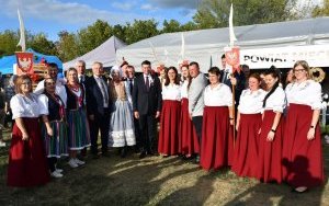 28. Dożynki Wojew&oacute;dztwa Małopolskiego zdjęcie grupowe z KGW z Powiatu Miechowskiego