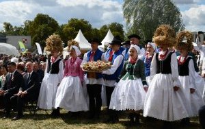 28. Dożynki Wojew&oacute;dztwa Małopolskiego orszak z chlebem dożynkowym