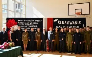 Uroczyste ślubowanie klas pierwszych w ZS nr 2 - zdjęcie grupowe