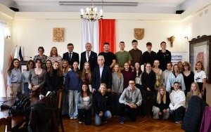  Młodzież z Niemiec z wizytą w Starostwie Powiatowym w Miechowie- zdjęcie grupowe