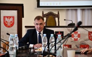 Posiedzenie Powiatowej Rady Rynku Pracy w Miechowie - rozpoczęcie obrad przez Wicestarostę