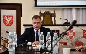 Posiedzenie Powiatowej Rady Rynku Pracy w Miechowie - rozpoczęcie obrad przez Wicestarostę