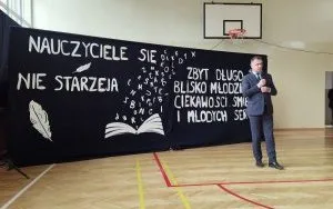 Wicestarosta Jerzy Pułka przemawia podczas obchod&oacute;w Dnia Edukacji Narodowej w Zespole Szk&oacute;ł Nr 2 w Miechowie 