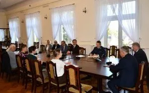 Spotkanie w sprawie bezpieczeństwa w szkołach Powiatu Miechowskiego w sali konferencyjnej Starostwa