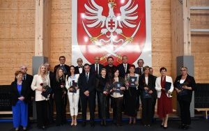 Powiatowy Dzień Nauczyciela - zdjęcie grupowe nagrodzonych