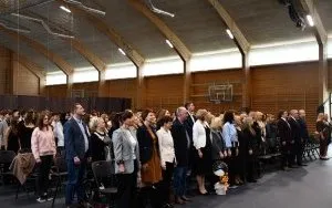 Ślubowanie uczni&oacute;w klas pierwszych LO w Hali Sportowej