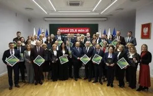 1,5 mln zł dofinansowania dla Powiatu Miechowskiego - zdjęcie grupowe