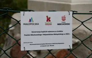 Zakończono konserwację zabytkowej kapliczki w Zarogowie - tablica informacyjna