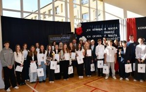 Konkurs Ziemia Miechowska w walce o wolność -  zdjęcie grupowe laureat&oacute;w