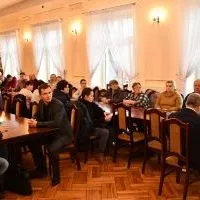 Sala konferencyjna Starostwa Powiatowego w Miechowie wypełniona rolnikami zainteresowanymi wapnowaniem gleb
