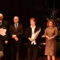 Wręczanie puchar&oacute;w od włodarzy gmin Powiatu Miechowskiego