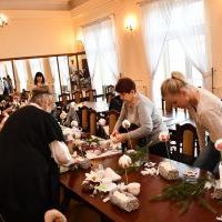 Panie uwijały się przy konstruowaniu świątecznych stroików