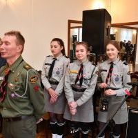 Harcerze z Liceum Og&oacute;lnokształcącego w Miechowie z Betlejemskim Światłem Pokoju
