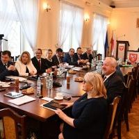 Radni powiatowi słuchają okolicznościowych występ&oacute;w