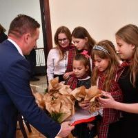 Świąteczne podarki dla małych artyst&oacute;w od wicestarosty Pawła Osikowskiego