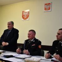 Starosta miechowski Jacek Kobyłka dziękuje druhom strażakom za ich służbę