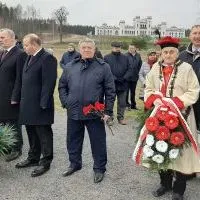 Delegacje partnerskich powiat&oacute;w - miechowskiego i iwacewickiego, wsp&oacute;lnie na obchodach 274. rocznicy urodzin Tadeusza Kościuszki