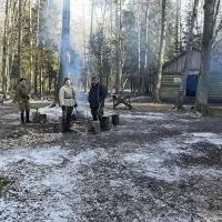 Zrekonstruowany ob&oacute;z partyzancki w rejonie iwacewickim z czas&oacute;w II wojny światowej
