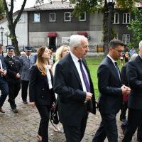 Samorządowcy, komendanci i goście Dożynek Powiatu Miechowskiego przed bazyliką w Miechowie