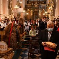 Starosta Miechowski Jacek Kobyłka z włodarzami miasta i gmin częstuje chlebem dożynkowym
