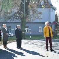 Członkowie Rotary Klub Kraków Wyspiański na budowanym boisku CAPS Miechów