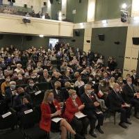 Samorządowcy i goście podziwiają występ 