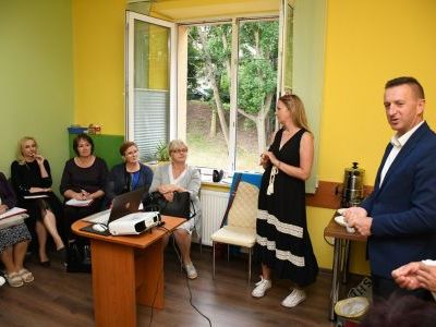 Wicestarosta Paweł Osikowski wita rodziny zastępcze na szkoleniu w PCPR