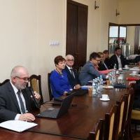 Leonard Mazur, naczelnik Wydziału Oświaty, Kultury i Sportu przedstawia dane statystyczne dotyczące szkół ponadpodstawowych