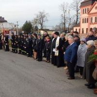 Poczty sztandarowe i licznie zgromadzeni goście podczas obchodów 11 listopada w Miechowie-Charsznicy