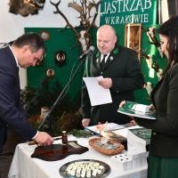 Radny Paweł Janicki wbija symboliczny gwóźdź z okazji 60-lecia KŁ 