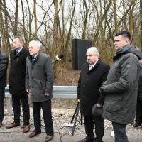 Wicemarszałek Łukasz Smółka, Starosta Jacek Kobyłka, Wójt Jan Zbigniew Basa i samorządowcy powiatu na otwarciu drogi w Rogowie