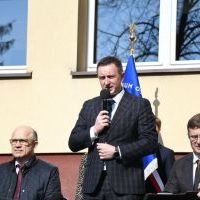 Wicestarosta Paweł Osikowski życzy pomyślnej matury uczniom miechowskiego LO