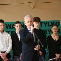 Pożegnanie maturzystów w ZS Nr 2 w Miechowie - gratulacje i życzenia od Piotra Grządziela z Zarządu Powiatu Miechowskiego
