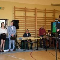 Pożegnanie maturzystów w ZS Nr 1 w Miechowie - dyr. Marzena Samborska życzy pomyślnej matury 2023