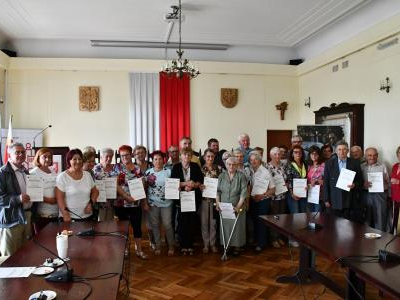 Seniorzy z powiatu miechowskiego na konferencji dotyczącej bezpieczeństwa na drogach