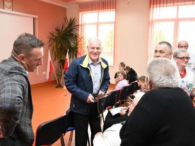 Wicestarosta Paweł Osikowski w kozłowskiej bibliotece