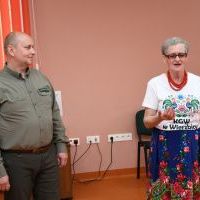 Leśniczy Mariusz Ziołowicz i Stanisława Myrda z KGW Wierzbica
