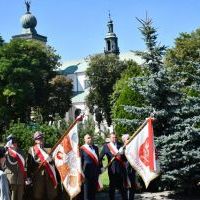 Święto Wojska Polskiego Miechów 2023 - odśpiewanie hymnu państwowego