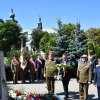Święto Wojska Polskiego Miechów 2023 - kwiaty składa burmistrz Dariusz Marczewski