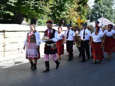 Korowód dożynkowy zmierza do kościoła w Książu Wielkim
