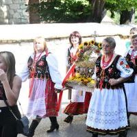 Korowód dożynkowy w Książu Wielkim z pięknymi wieńcami
