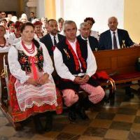 Starostowie dożynkowi podczas Mszy św. w Książu Wielkim